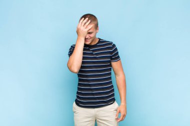 Sarışın adam gülüyor ve alnına şaplak atıyor. Unuttum ya da aptalca bir hataydı. 