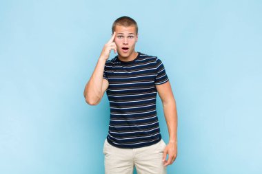 Sarışın adam şaşırmış, ağzı açık, şok olmuş, yeni bir düşünce, fikir ya da konsept keşfediyor.