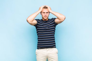 Sarışın adam hayal kırıklığına uğramış ve sinirlenmiş, başarısızlıktan bıkmış, sıkıcı, sıkıcı işlerden bıkmış