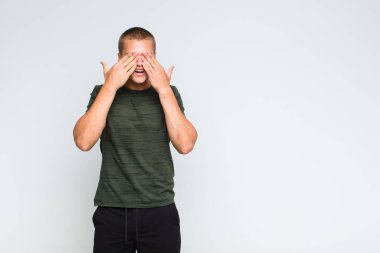 Sarışın adam gülümsüyor ve mutlu hissediyor, iki eliyle gözlerini kapatıyor ve inanılmaz bir sürpriz bekliyor.