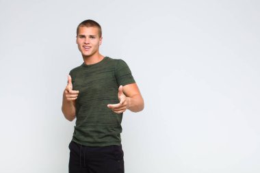 Sarışın adam kendini mutlu, sakin, tatmin olmuş, rahat ve başarılı hissediyor. Kameraya bakıyor ve seni seçiyor.