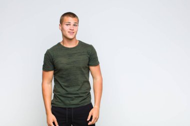 Sarışın adam mutlu ve hoş bir şekilde şaşırmış görünüyor. Büyüleyici ve şok edici bir ifadeyle heyecanlanıyor.