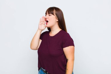 Şişman kadın profili, mutlu ve heyecanlı görünüyor, bağırıyor ve kenardaki boşluğu kopyalamak için arıyor