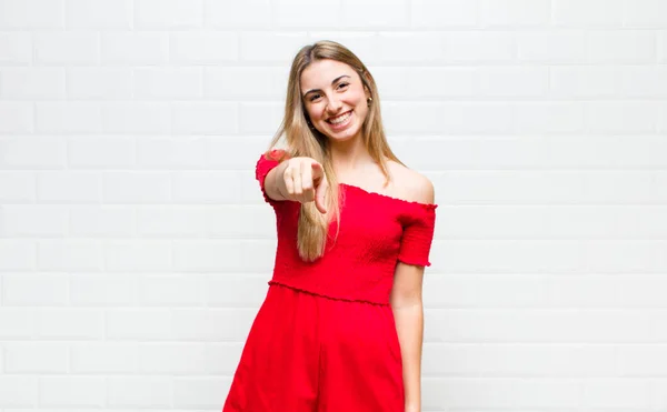 Mulher Loira Apontando Para Câmera Com Sorriso Satisfeito Confiante Amigável — Fotografia de Stock