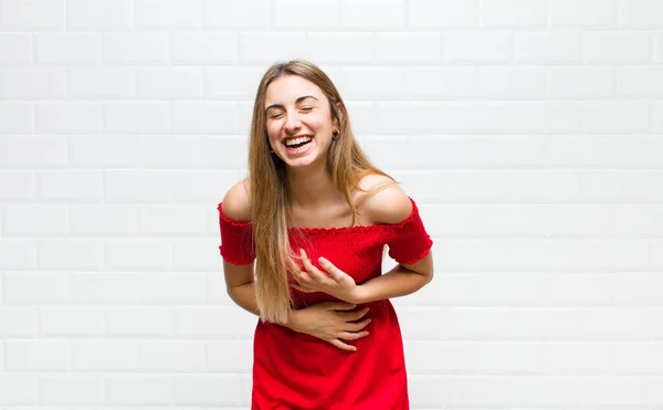 Blond Kvinna Skrattar Högt Något Lustigt Skämt Känner Sig Glad — Stockfoto