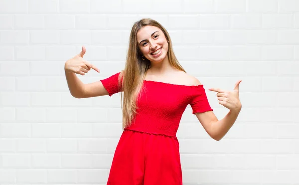 Mujer Rubia Que Orgullosa Arrogante Feliz Sorprendida Satisfecha Señalándose Misma — Foto de Stock