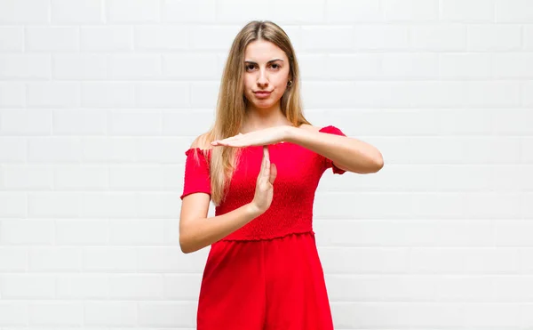 Blondýny Žena Hledá Vážné Přísné Naštvaný Nespokojen Dělat Čas Ven — Stock fotografie