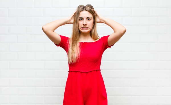 Sarışın Kadın Kendini Stresli Endişeli Endişeli Korkmuş Hissediyor Elleri Başının — Stok fotoğraf