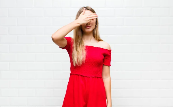 Blond Kvinna Täcka Ögon Med Hand Känsla Rädd Eller Orolig — Stockfoto