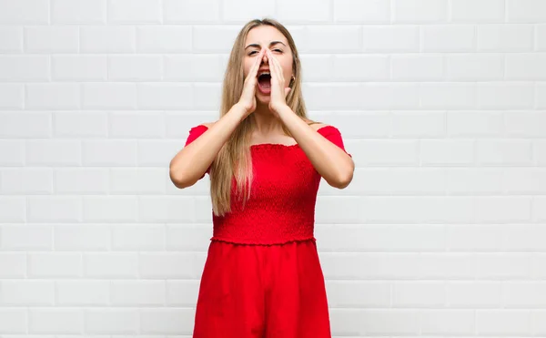 Donna Bionda Che Sente Felice Eccitata Positiva Emette Grande Grido — Foto Stock