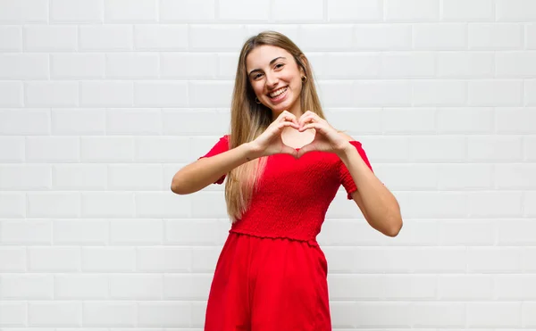 Mujer Rubia Sonriendo Sintiéndose Feliz Linda Romántica Enamorada Haciendo Forma —  Fotos de Stock