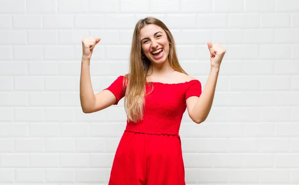 Mujer Rubia Sintiéndose Feliz Sorprendida Orgullosa Gritando Celebrando Éxito Con — Foto de Stock