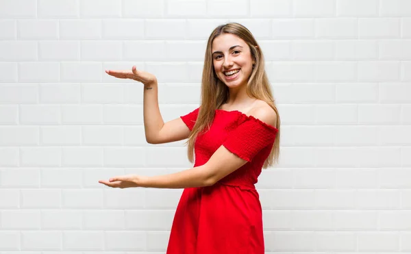 Blonde Woman Holding Object Both Hands Side Copy Space Showing — Stock Photo, Image