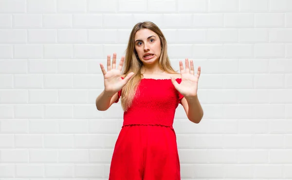Mujer Rubia Sintiéndose Estupefacta Asustada Temiendo Algo Aterrador Con Las —  Fotos de Stock