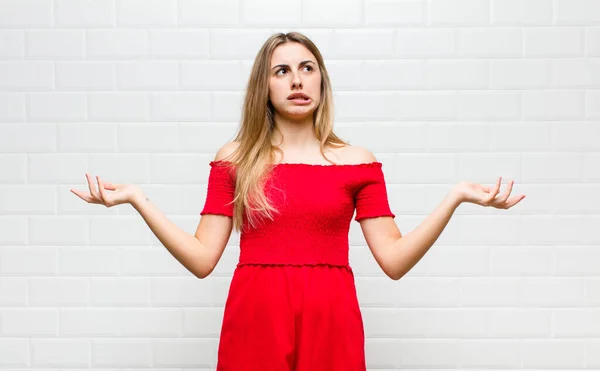 Blonde Woman Shrugging Dumb Crazy Confused Puzzled Expression Feeling Annoyed — Foto Stock