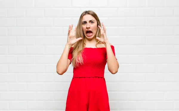 Donna Bionda Urla Con Mani Alto Sente Furiosa Frustrata Stressata — Foto Stock