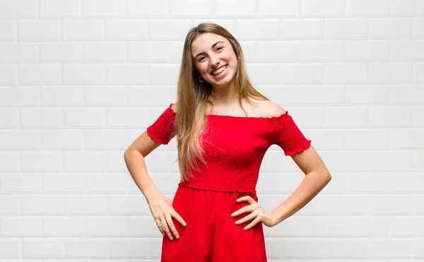 Mujer Rubia Sonriendo Alegre Casualmente Con Una Expresión Positiva Feliz —  Fotos de Stock