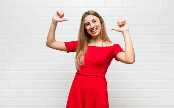 Blondýnka Pocit Hrdosti Arogantní Sebevědomí Vypadající Spokojeně Úspěšně Poukazující Sebe — Stock fotografie