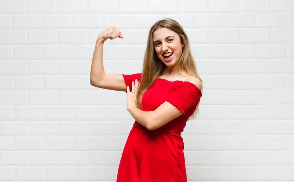 Blonde Woman Feeling Happy Satisfied Powerful Flexing Fit Muscular Biceps — Stock Photo, Image