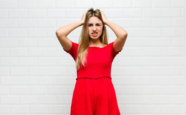 Blondine Fühlt Sich Frustriert Und Genervt Hat Genug Vom Scheitern — Stockfoto