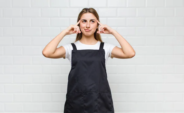 Blonde Vrouw Voelt Zich Verward Twijfelend Concentreert Zich Een Idee — Stockfoto