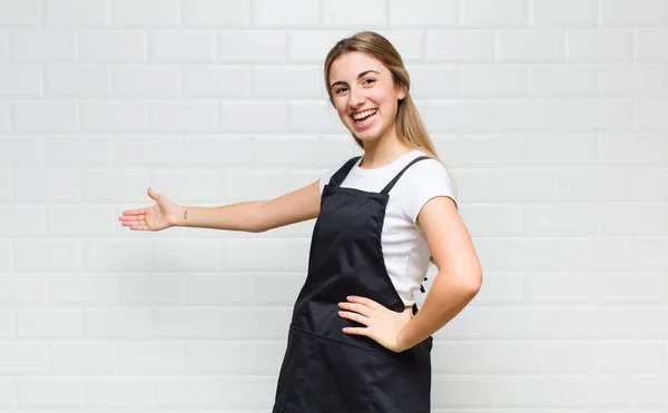 Sarışın Kadın Kendini Mutlu Neşeli Hissediyor Gülümsüyor Seni Selamlıyor Dostça — Stok fotoğraf