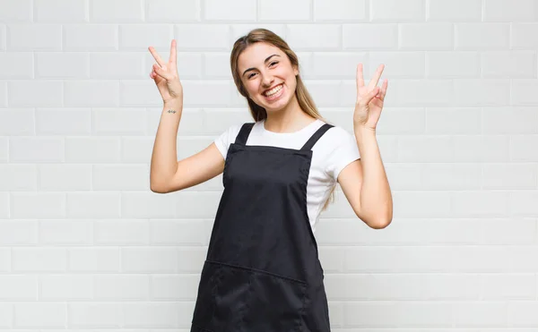 Mujer Rubia Sonriendo Luciendo Feliz Amigable Satisfecha Haciendo Gestos Victoria —  Fotos de Stock