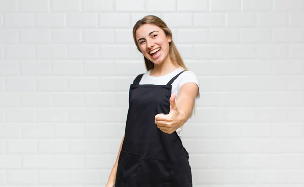 Mulher Loira Sentindo Orgulhosa Despreocupada Confiante Feliz Sorrindo Positivamente Com — Fotografia de Stock