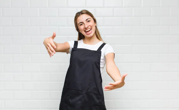 Mujer Rubia Mirando Feliz Arrogante Orgulloso Satisfecho Mismo Sintiéndose Como — Foto de Stock