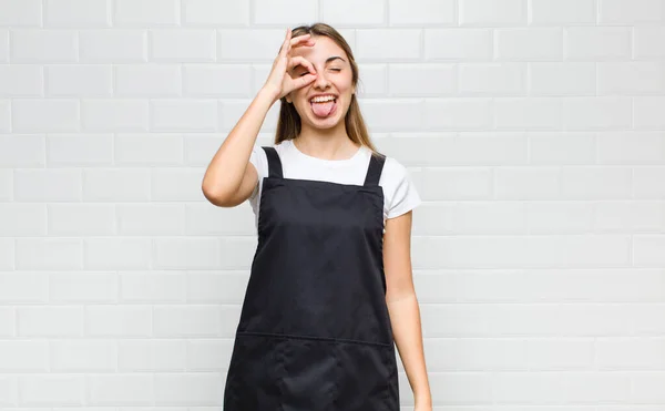 Mulher Loira Sorrindo Feliz Com Cara Engraçada Brincando Olhando Através — Fotografia de Stock