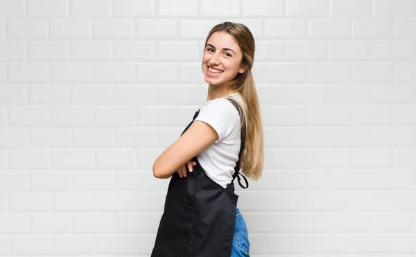 Mulher Loira Sorrindo Alegremente Sentindo Feliz Satisfeito Relaxado Com Braços — Fotografia de Stock