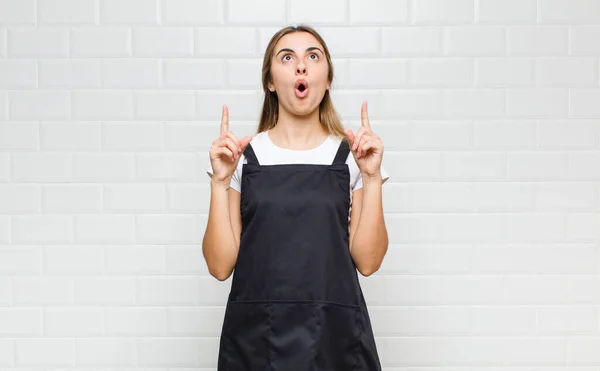 Blonde Frau Sieht Schockiert Erstaunt Und Mit Offenem Mund Aus — Stockfoto