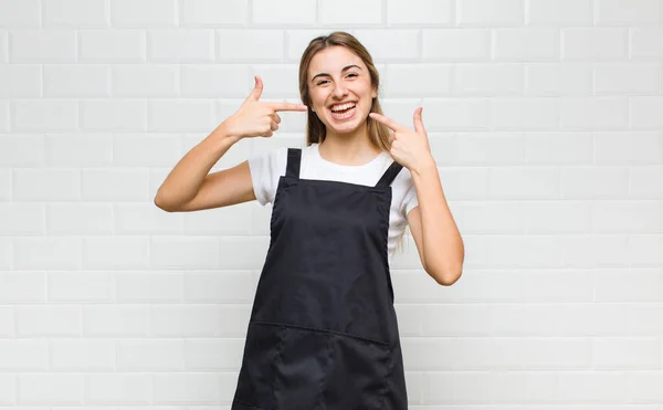 Donna Bionda Sorridente Con Fiducia Indicando Proprio Ampio Sorriso Positivo — Foto Stock