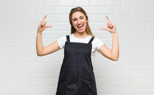 Blonde Vrouw Inlijsten Schetsen Van Eigen Glimlach Met Beide Handen — Stockfoto