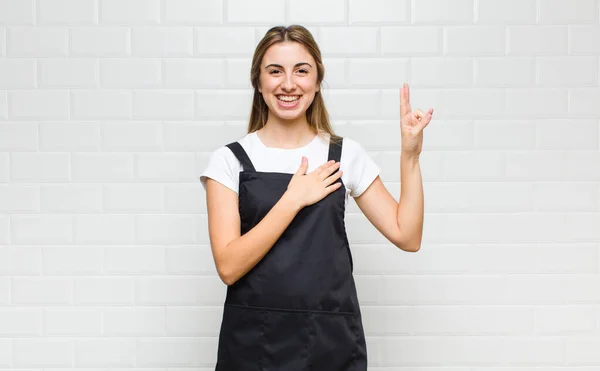 Mulher Loira Olhando Feliz Confiante Confiável Sorrindo Mostrando Sinal Vitória — Fotografia de Stock