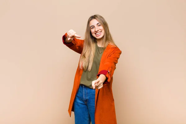 Mulher Loira Sentindo Feliz Confiante Apontando Para Câmera Com Duas — Fotografia de Stock