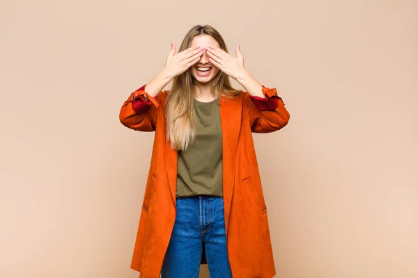 Mujer Rubia Sonriendo Sintiéndose Feliz Cubriendo Los Ojos Con Ambas —  Fotos de Stock