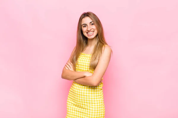 Mulher Loira Sorrindo Para Câmera Com Braços Cruzados Uma Expressão — Fotografia de Stock