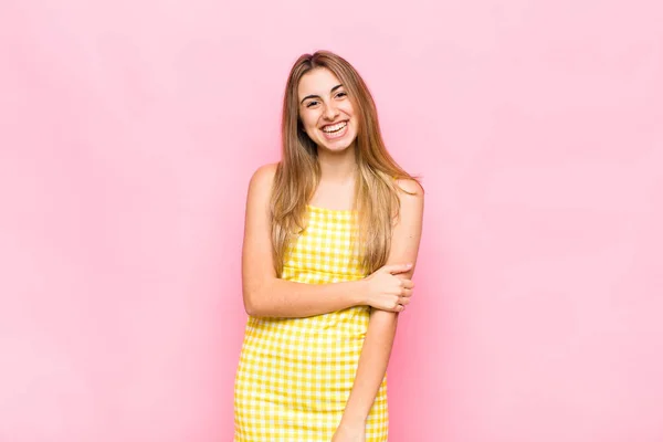 Blond Vrouw Lachen Verlegen Vrolijk Met Een Vriendelijke Positieve Maar — Stockfoto