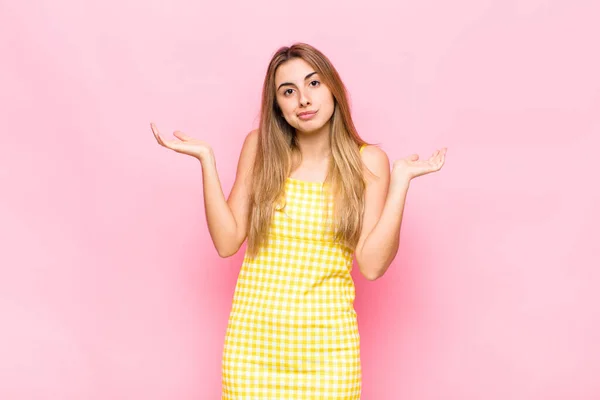 Blonde Woman Feeling Puzzled Confused Doubting Weighting Choosing Different Options — Stock Photo, Image