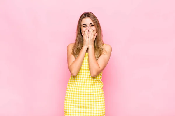 Mulher Loira Olhando Feliz Alegre Sortuda Surpreso Cobrindo Boca Com — Fotografia de Stock