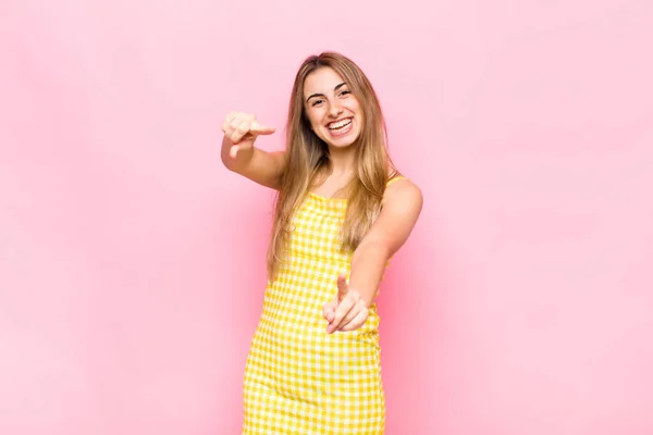 Sarışın Kadın Mutlu Kendinden Emin Kamerayı Iki Eliyle Gösteriyor Gülüyor — Stok fotoğraf