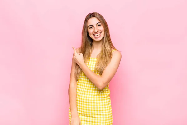 Mujer Rubia Sonriendo Alegremente Sintiéndose Feliz Señalando Hacia Lado Hacia —  Fotos de Stock