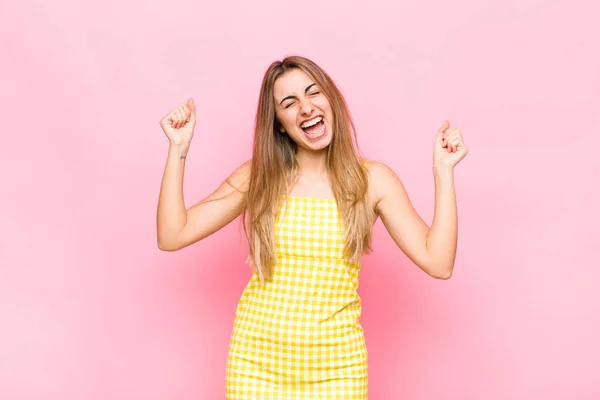 Sarışın Kadın Son Derece Mutlu Şaşırmış Görünüyor Başarıyı Kutluyor Bağırıyor — Stok fotoğraf