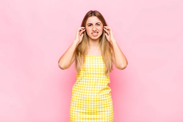 Sarışın Kadın Sinirli Stresli Sinirli Görünüyor Iki Kulağını Sağır Edici — Stok fotoğraf
