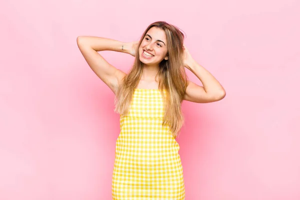 Blond Vrouw Glimlachen Zich Ontspannen Tevreden Zorgeloos Positief Lachen Chillen — Stockfoto