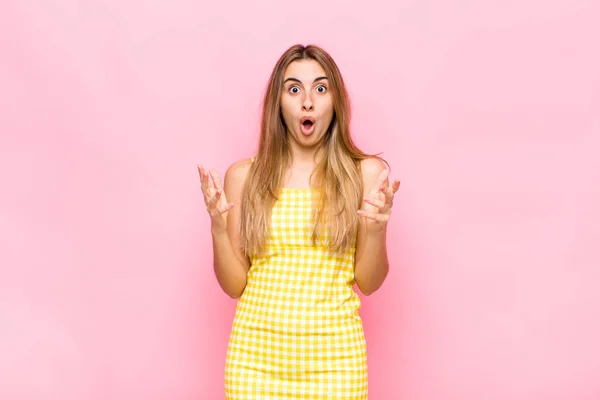 Blonde Woman Open Mouthed Amazed Shocked Astonished Unbelievable Surprise — Stock Photo, Image