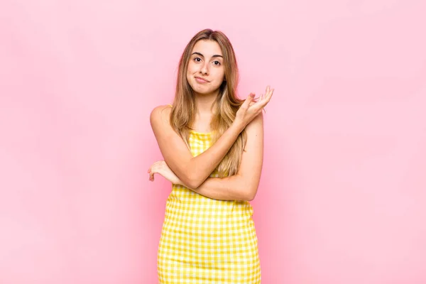 Donna Bionda Che Sente Confusa Incapace Chiedendosi Una Spiegazione Pensiero — Foto Stock