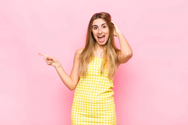 Mulher Loira Rindo Parecendo Feliz Positiva Surpresa Percebendo Uma Ótima — Fotografia de Stock