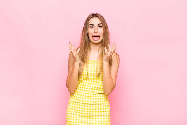 Donna Bionda Disperata Frustrata Stressata Infelice Infastidita Urlando Urlando — Foto Stock